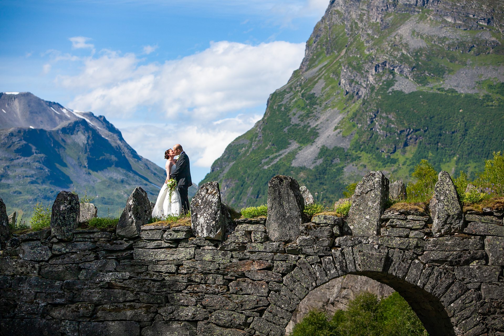 Brudepar fotografert ved Knuten i Geiranger