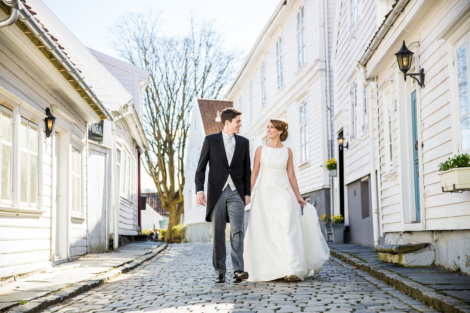 Brudepar på tur gjennom gatene i Stavanger