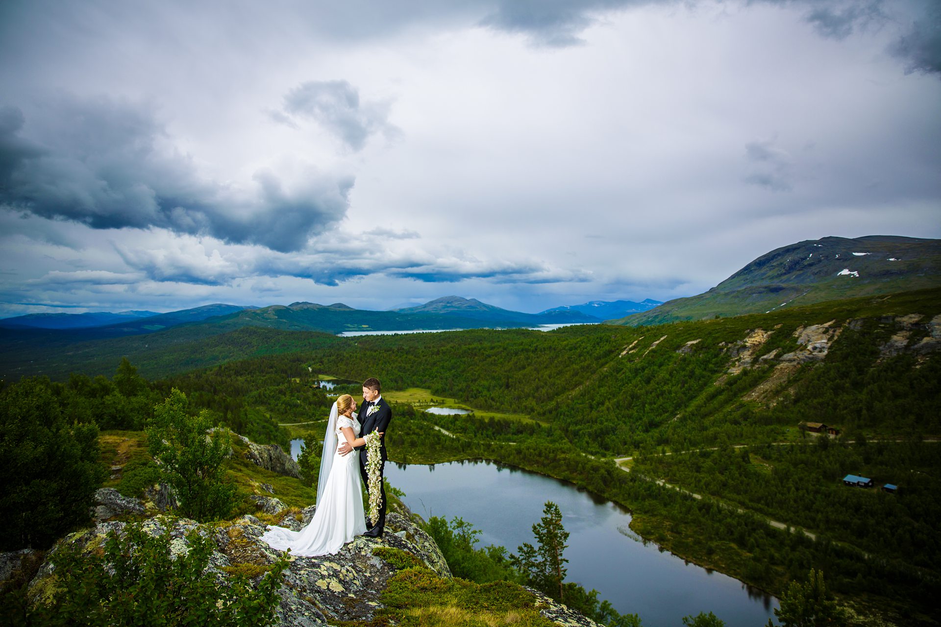 Brudepar i fjellandskap i Jotunheimen